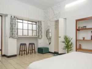 Una habitación con dos taburetes y una cama en una habitación en The cool house Habitación 2, en Ciudad Guzmán