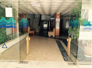 a hallway of a building with a glass wall at Edificio Albufeira Apartamentos A. Local - Albuturismo Lda in Albufeira