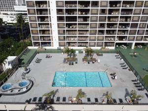 Ocean View Oasis with Free Parking, A Waikiki Gem!内部或周边的泳池