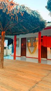 einen Pavillon mit blauem Dach und Holzboden in der Unterkunft Pousada Praia Mansa Superagui in Superagui