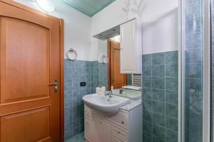 y baño con lavabo y espejo. en Pina's House - by Host4U, en Gussago
