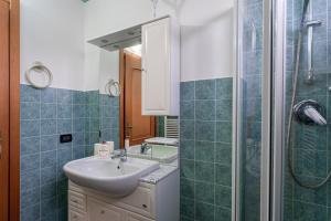 y baño con lavabo y ducha. en Pina's House - by Host4U, en Gussago
