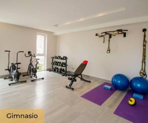a gym with several exercise bikes and exercise balls at La herradura departamento nuevo a pasos de la playa 2 dorm 1 baño in Coquimbo