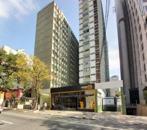 un edificio in una strada di città con edifici alti di Condomínio Siqueira Campos a San Paolo