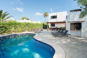 a swimming pool in front of a house at Villa Dos Pinos in Cala d´Or