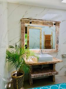 La salle de bains est pourvue d'un lavabo et d'un miroir. dans l'établissement Oasis Villas, à Gili Trawangan
