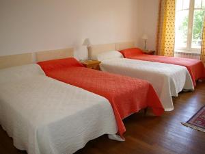 a room with three beds with red and white sheets at Gîte Chabris, 5 pièces, 11 personnes - FR-1-591-18 in Chabris