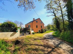 a house on a dirt road next to a driveway at Gîte Bazaiges, 4 pièces, 6 personnes - FR-1-591-216 in Bazaiges