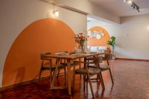 - une salle à manger avec une table et des chaises en bois dans l'établissement Star Regency by Plush, à Brinchang
