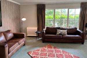 A seating area at Silver Fern Rotorua Suites & Spa