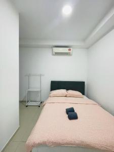 um quarto com uma cama rosa e um cobertor rosa em Heart of Petaling Jaya near LRT Line 5 (9) em Petaling Jaya