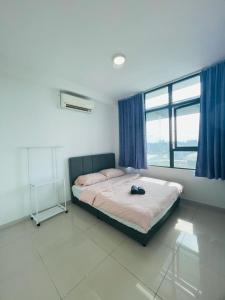 um quarto com uma cama e uma grande janela em Heart of Petaling Jaya near LRT Line 5 (9) em Petaling Jaya
