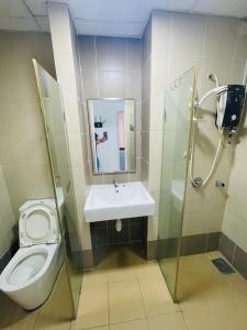 uma casa de banho com um WC, um lavatório e um chuveiro em Heart of Petaling Jaya near LRT Line 5 (9) em Petaling Jaya