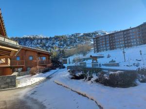 Zdjęcie z galerii obiektu Appartement cosy 3 pièces, balcon, ski aux pieds, Arc 1800, Le Chantel - FR-1-411-866 w mieście Bourg-Saint-Maurice