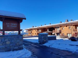 Zdjęcie z galerii obiektu Appartement cosy 3 pièces, balcon, ski aux pieds, Arc 1800, Le Chantel - FR-1-411-866 w mieście Bourg-Saint-Maurice