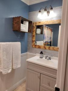 y baño con lavabo y espejo. en Peaceful & Cozy 3 bedroom Ranch-Home w/Fireplace, en Hemet