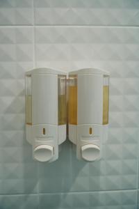 - une salle de bains avec 2 stalles blanches dans une pièce dans l'établissement Cozy House City center BTS&MRT, à Bangkok