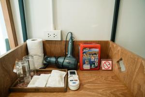 eine Holzkiste mit einem Handy darin in der Unterkunft CozyHouse near MRT QSCC Convention Center 4BR 10ppl in Bangkok