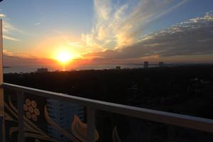 O pôr ou nascer do sol visto do apartamento ou dos arredores