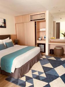 une chambre avec un grand lit dans une pièce dans l'établissement Oceanami Resort - Bali Villa 4Bedrooms, 400m2, BBQ, à Long Hải