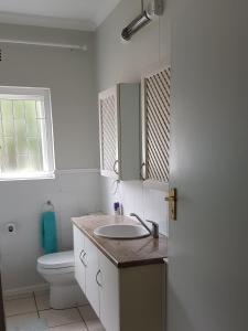 Koupelna v ubytování Tortuga - Peaceful Holiday Home with Loadshedding Backup