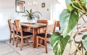 una mesa de comedor con sillas y una planta en Cozy Home In Feldbach With Kitchen, en Feldbach