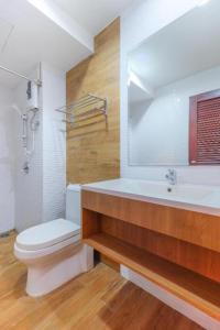 La salle de bains est pourvue d'une baignoire, de toilettes et d'un lavabo. dans l'établissement The Little Nest Phuket, à Phuket