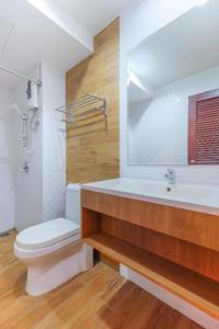 une salle de bain avec une baignoire, des toilettes et un lavabo dans l'établissement The Little Nest Phuket, à Phuket 50 autres photos