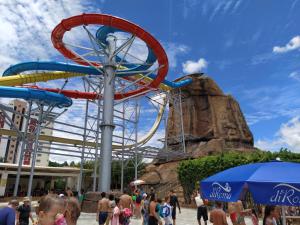 una montaña rusa en un parque acuático en Spazzio Diroma Acqua e Splash Caldas novas, GRATIS PARK, en Caldas Novas