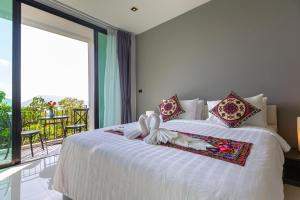 Postel nebo postele na pokoji v ubytování Rossarin Sea View Patong