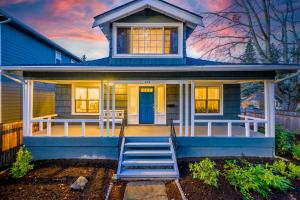 una casa azul con un porche con una puerta azul en Upgraded Home with 5 BR 4 Bath 4 FREE gated parking space, Family,EV,RV friendly en Seattle