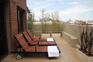 uma varanda com 2 cadeiras e uma mesa em Sol de Piedra Apart, Suites & Spa em Córdoba