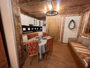 Kuchyňa alebo kuchynka v ubytovaní Apartamenty i Domki Taterka
