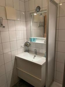 ein Bad mit einem Waschbecken und einem Spiegel in der Unterkunft Gletscherchalet in Sankt Leonhard im Pitztal