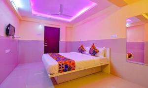 Postel nebo postele na pokoji v ubytování FabHotel Empire Executive - Nr HINJEWADI PHASE 1