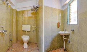 La salle de bains est pourvue de toilettes et d'un lavabo. dans l'établissement FabHotel Empire Executive, à Pune