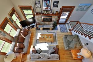 una vista aérea de una sala de estar con TV en Cortina Mountain Chalet - Outdoor Hot Tub - Close to Pico and Killington Mountains home, en Mendon