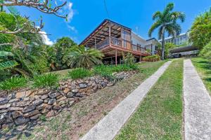 an exterior view of a house with a walkway at Airlie Getaway - Airlie Beach in Airlie Beach