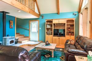 Uma área de estar em Cloudcroft Home with Spacious Stargazing Deck!