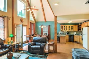 A cozinha ou kitchenette de Cloudcroft Home with Spacious Stargazing Deck!