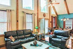Uma área de estar em Cloudcroft Home with Spacious Stargazing Deck!
