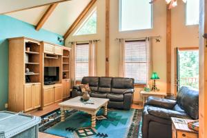 uma sala de estar com mobiliário de couro e uma mesa em Cloudcroft Home with Spacious Stargazing Deck! em Cloudcroft