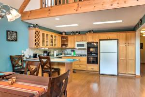 A cozinha ou kitchenette de Cloudcroft Home with Spacious Stargazing Deck!
