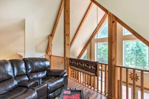 Uma área de estar em Cloudcroft Home with Spacious Stargazing Deck!