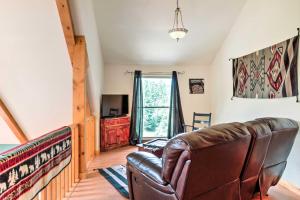 Uma área de estar em Cloudcroft Home with Spacious Stargazing Deck!