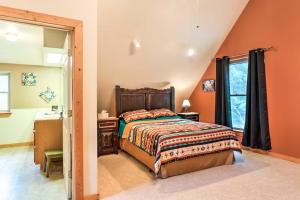 um quarto com uma cama, um lavatório e uma janela em Cloudcroft Home with Spacious Stargazing Deck! em Cloudcroft