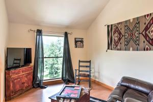 Uma televisão e/ou sistema de entretenimento em Cloudcroft Home with Spacious Stargazing Deck!