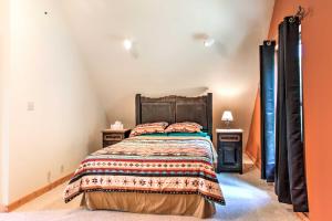Uma cama ou camas num quarto em Cloudcroft Home with Spacious Stargazing Deck!