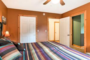 Uma cama ou camas num quarto em Cloudcroft Home with Spacious Stargazing Deck!