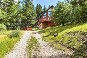 Um jardim no exterior de Cloudcroft Home with Spacious Stargazing Deck!